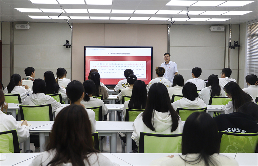 黨委書記吳小平帶頭深入班級宣講黨的二十大精神.jpg